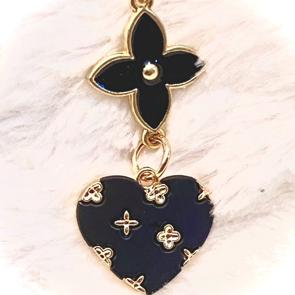 Luxury LV Bag Accessory Purse Heart Logo Charm Keychain - Picture 6 of 8